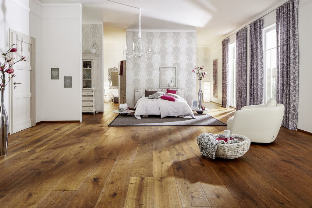 Modernes Schlafzimmer mit Parkettboden
