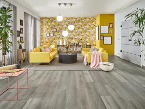 Helle Wohnidee mit Designboden in Holzoptik, floraler Tapete und gemütlichen Kissen von JOKA